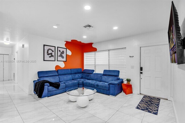 Foto del edificio - 695 NE 160th St