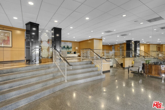 Building Photo - 100 S Doheny Dr