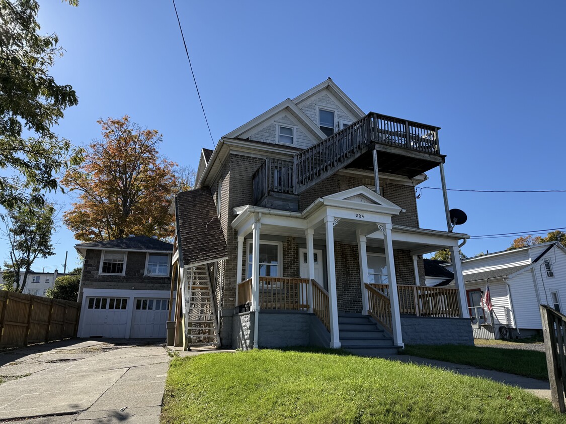 Foto principal - 204 W Main St