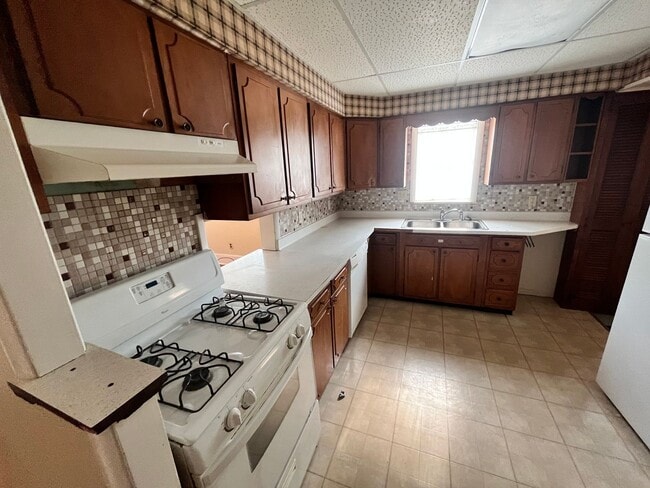 Building Photo - Beautiful 3 bedroom/2 bathroom Home W/ A G...