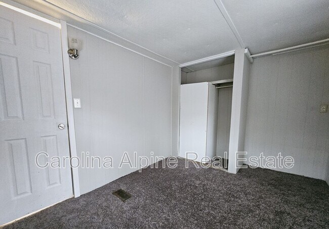 Building Photo - 256 Bluebird Ln