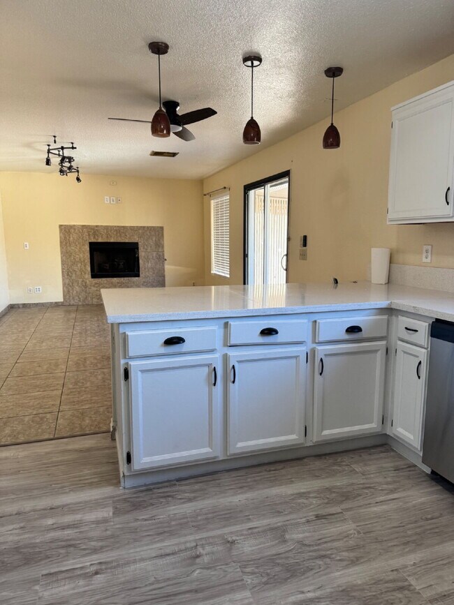 Building Photo - 4BR - 3BA two-story with pool