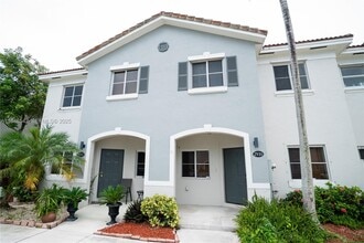 Building Photo - 2930 SE 15th Terrace