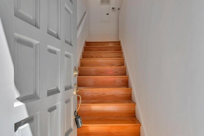 Building Photo - 90 Holbrook Ln