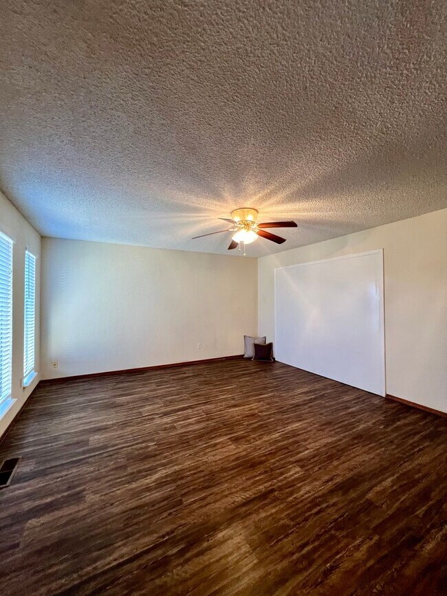 Foto del edificio - Spacious 3 bed, 2 bath Home in Yukon!