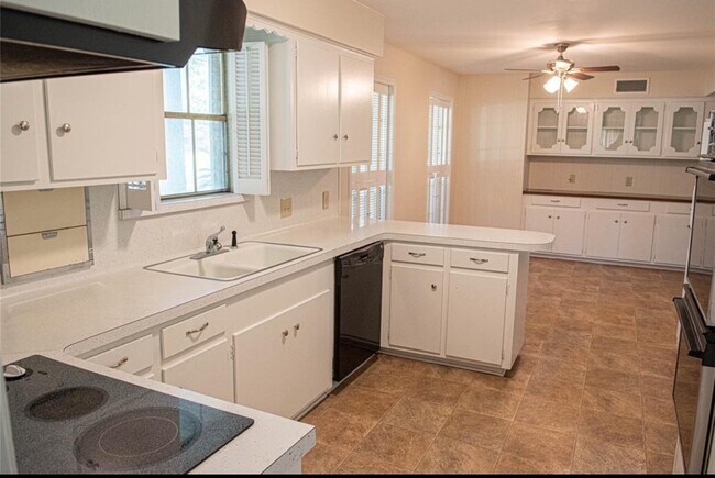 Foto del edificio - 2615 Cypress Ln