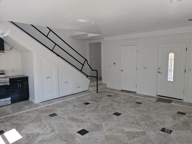 Vista de la entrada lateral del primer piso - 20229 Lorenzana Dr