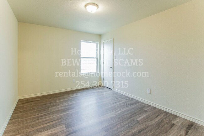 Building Photo - 3101 Ochiltree Dr