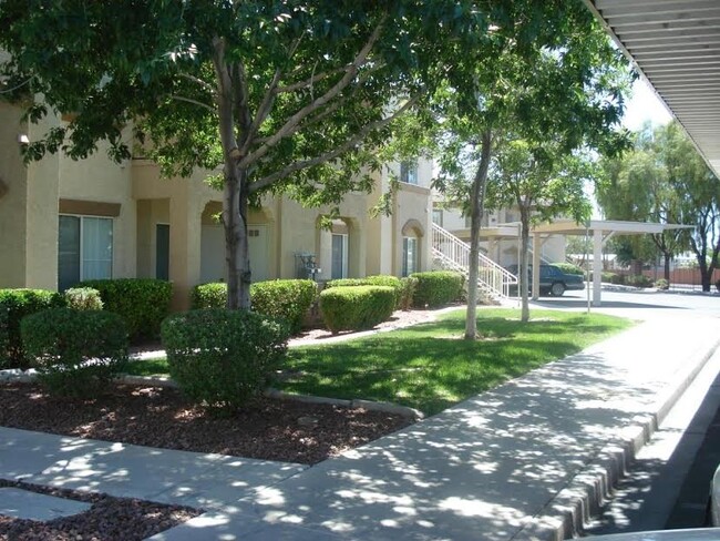 Building Photo - 3400 Cabana Dr