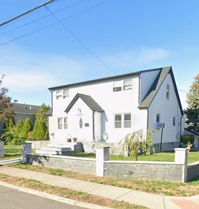 Building Photo - 256 Grove St