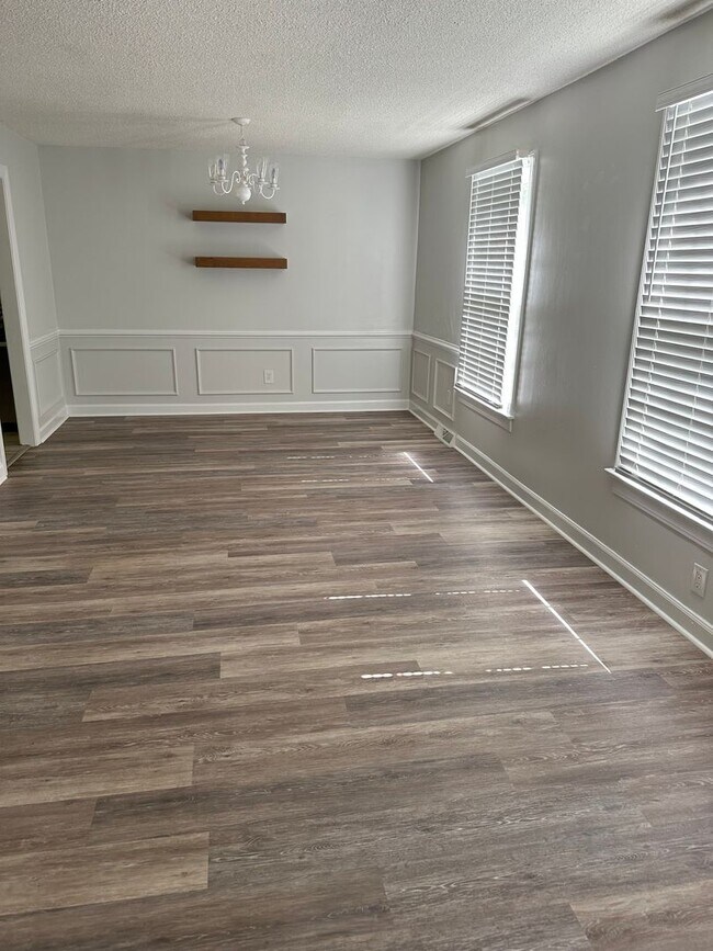 Building Photo - Beautiful 4 Bedroom 2 baths 2 car garage
