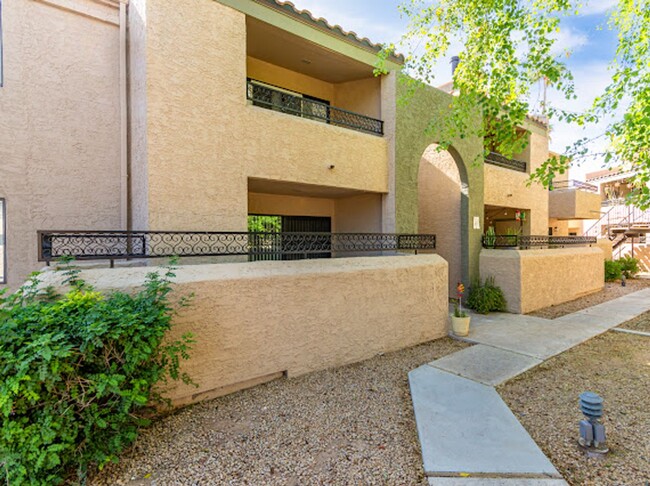 Building Photo - Discover Scottsdale Living at Its Finest!