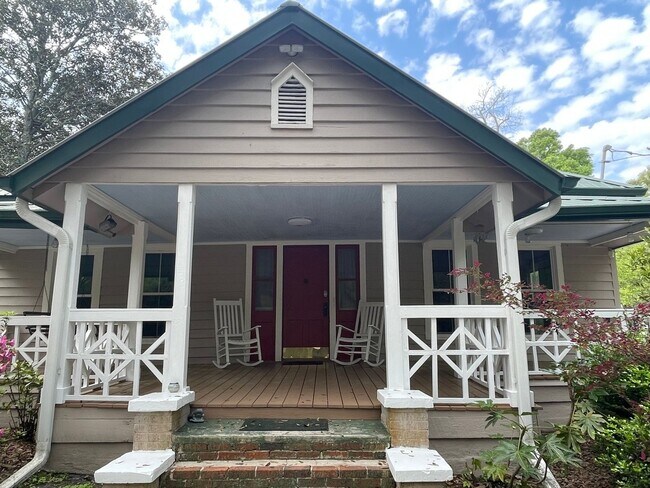 Building Photo - 3 Bedroom Single Family Home Large Garage ...