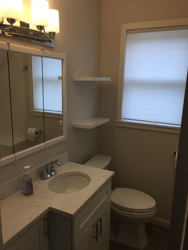 Bathroom, with quartz countertops - 642 18th Ave W