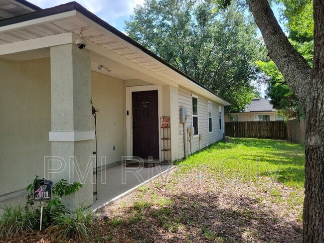 Building Photo - 2419 Brian Lakes Dr E