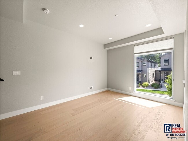 Building Photo - Spacious 3-Bedroom Townhome with Finished ...