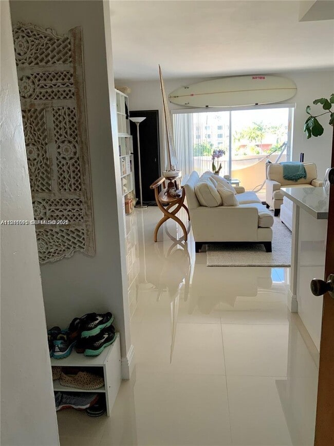 Foto del edificio - 8400 Byron Ave