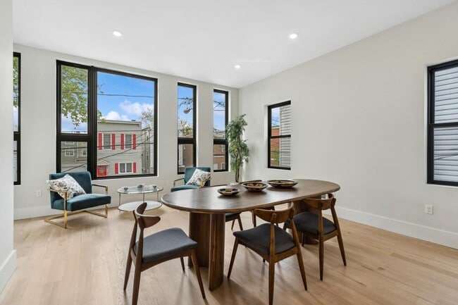 Foto del edificio - 220 Freeman Ave