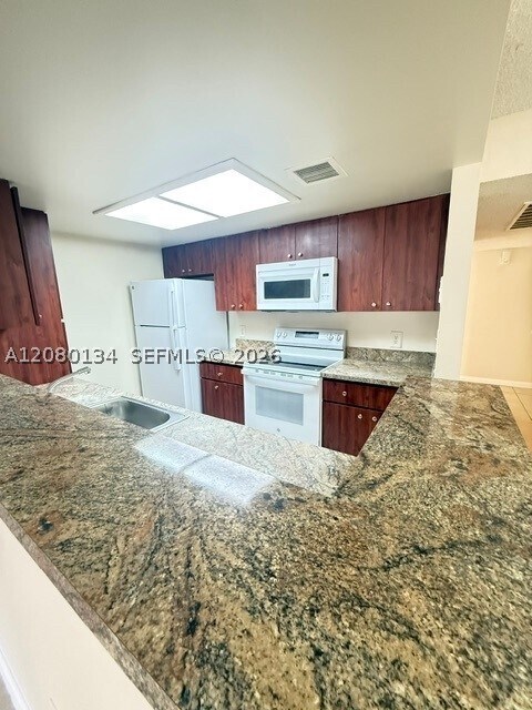 Foto del edificio - 8335 Coral Lake Dr