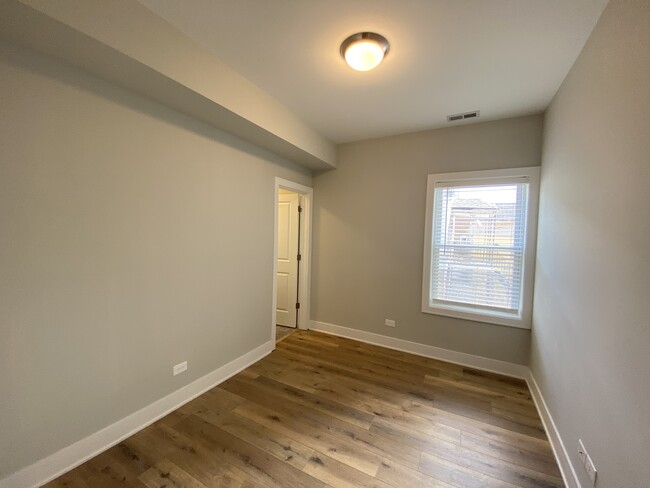 Building Photo - 2650 W 21st Plz