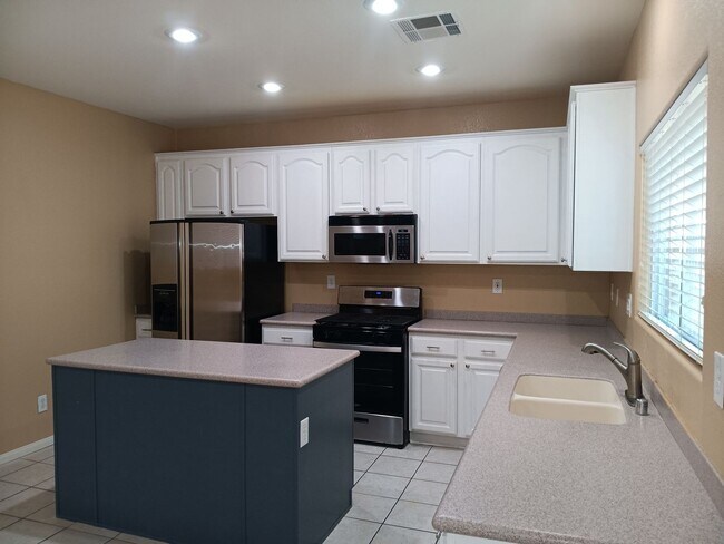 Building Photo - BEAUTIFUL 4BD/3BA SUMMERLIN HOME W/ LOFT A...