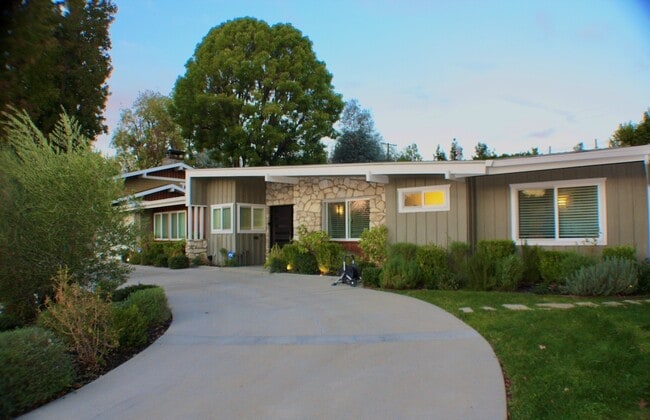 Building Photo - 4820 Abbeyville Ave