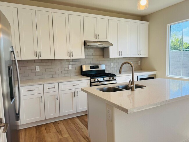 Building Photo - 1527 W Sierra Vista Dr