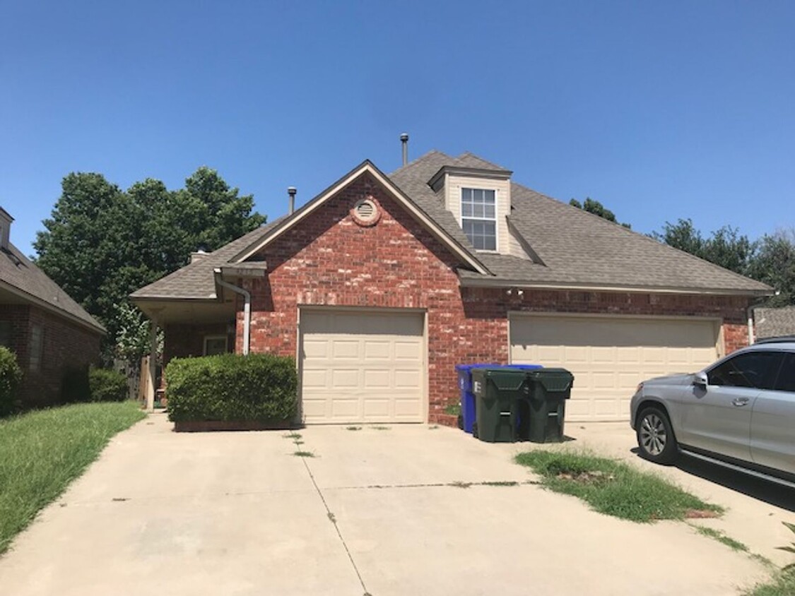 Foto principal - Upscale West Norman 3-bed, 2.5 bath, 2-car...