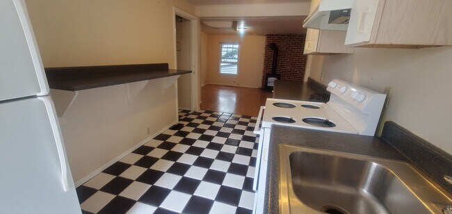 Foto del edificio - 3 & 4 Bedroom Units Just Steps from WWU