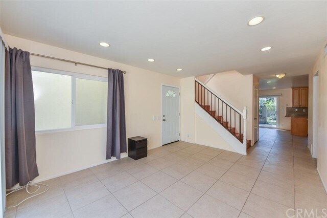 Building Photo - 4 Willow Tree Ln