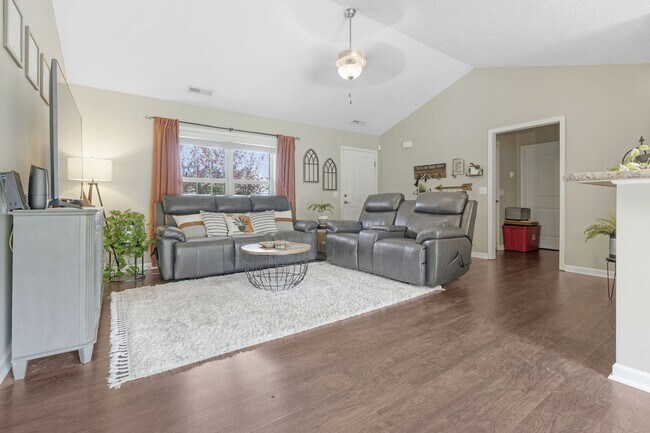 Building Photo - 221 Belvedere Dr