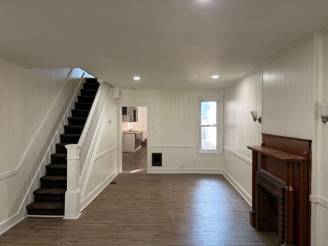 Foto del edificio - Charming 3 Story Brick Townhome Now Available