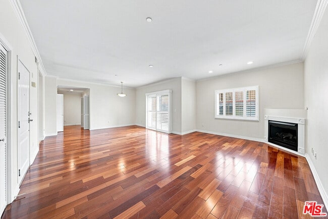 Building Photo - 956 S Wilton Pl
