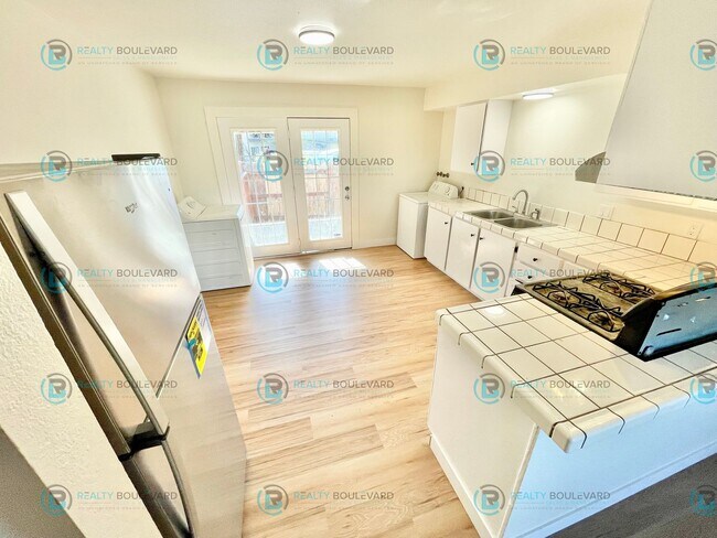 Foto del edificio - 3570-3572 Neil Rd