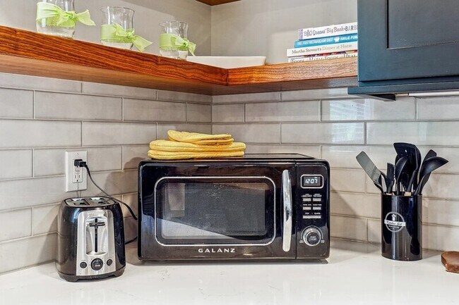 Foto del edificio - 2450 Hillcrest Dr