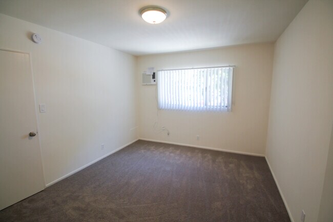 Foto del edificio - 5347 Vantage Ave