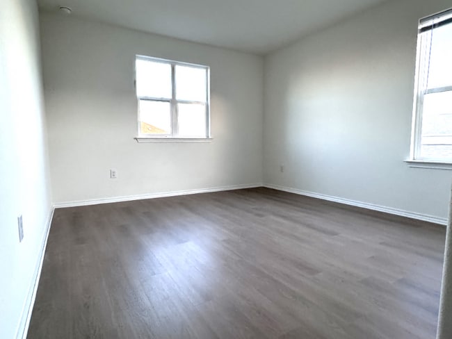 Building Photo - 7700 House Finch Dr