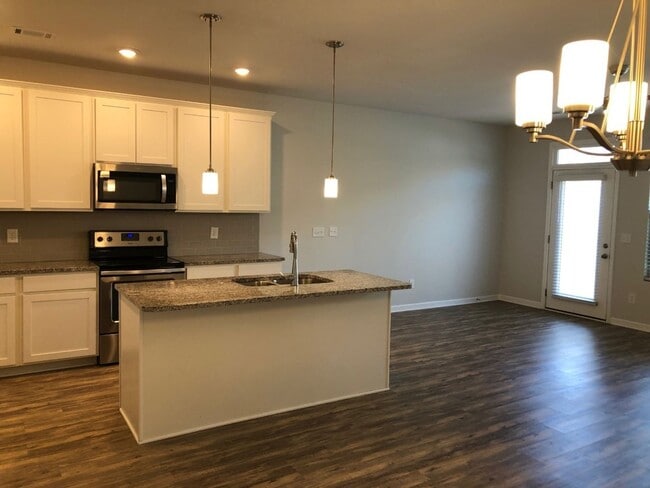 Building Photo - Beautiful Open Concept 3 BR 2.5 Bath Townhome