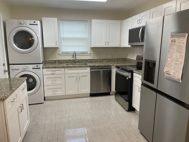 Building Photo - Newly Renovated 3 Bedroom Home