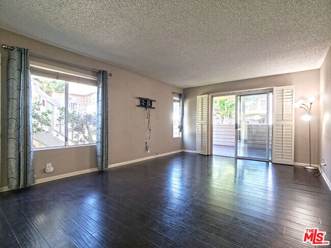 Foto del edificio - 6951 Knollcrest Ln