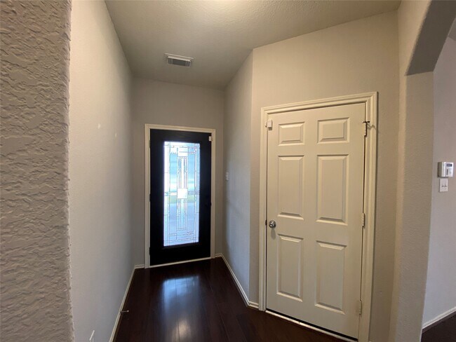 Foto del edificio - 6323 Bennington Springs Dr