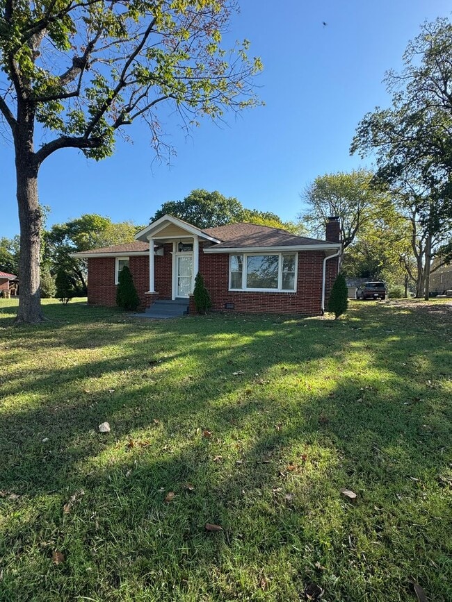 Building Photo - 3 Bed / 2 bath on 1.2 ACRES - 3 car garage...