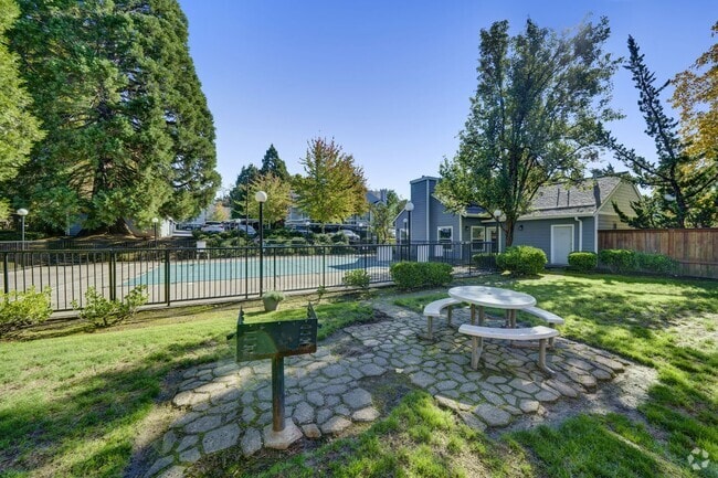 Building Photo - Hampton Park Apartments
