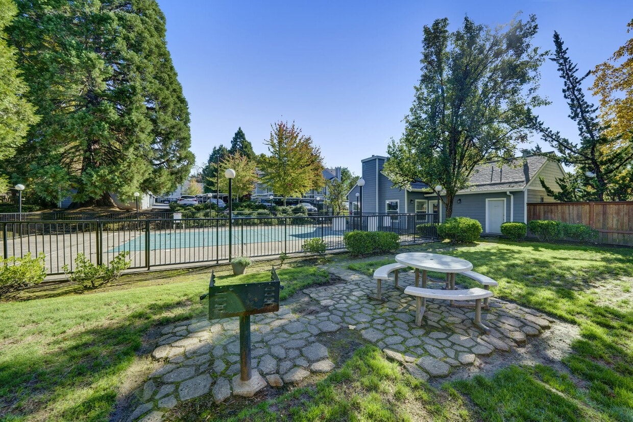 Primary Photo - Hampton Park Apartments