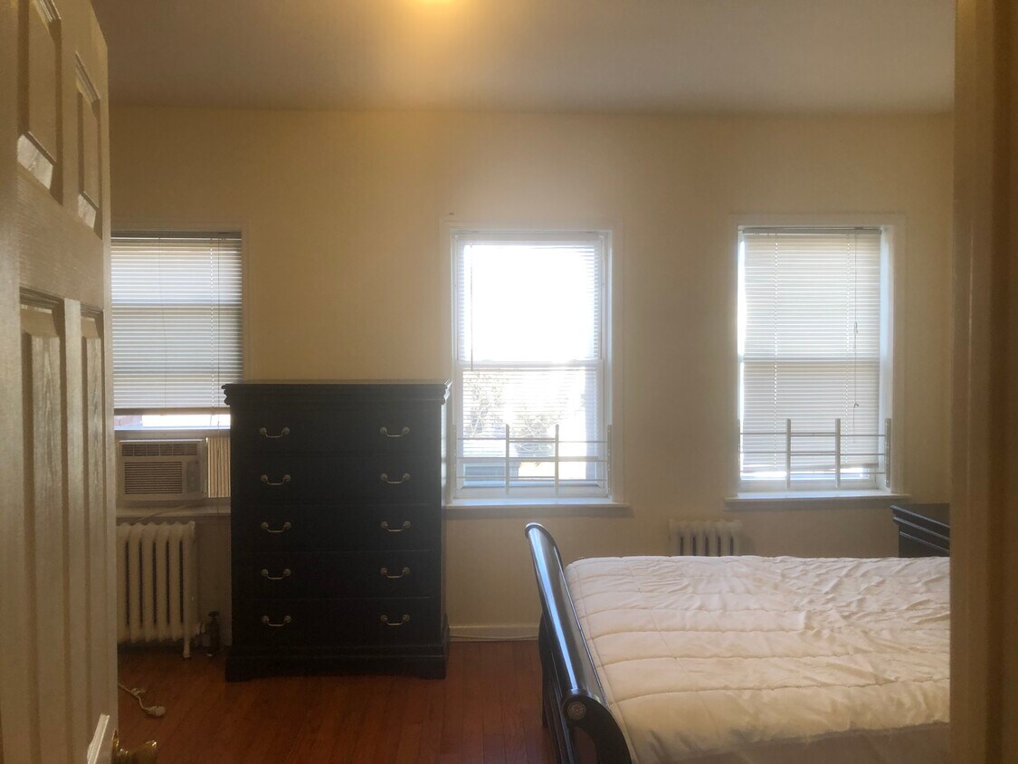 Primary Photo - 10215 Metropolitan Ave