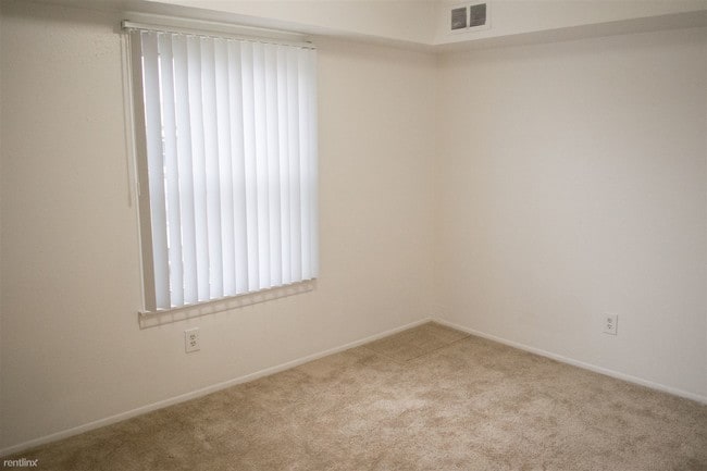 Building Photo - 2 br, 1 bath Apartment - 720 Green Rd Apt 205