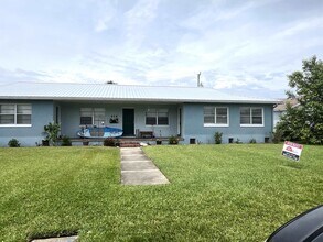 Building Photo - 416 Arricola Ave