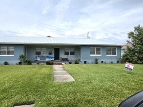 Building Photo - 416 Arricola Ave