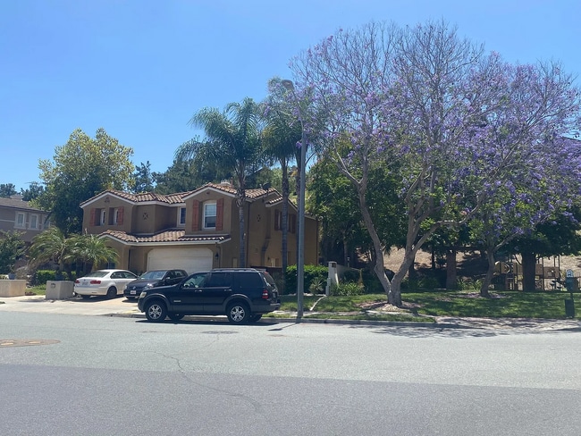 Building Photo - 992 Yosemite Dr