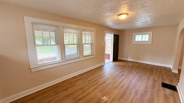 Foto del edificio - EAST SIDE FULLY RENOVATED 2 BEDROOM BUNGALOW AVAILABLE NOW!